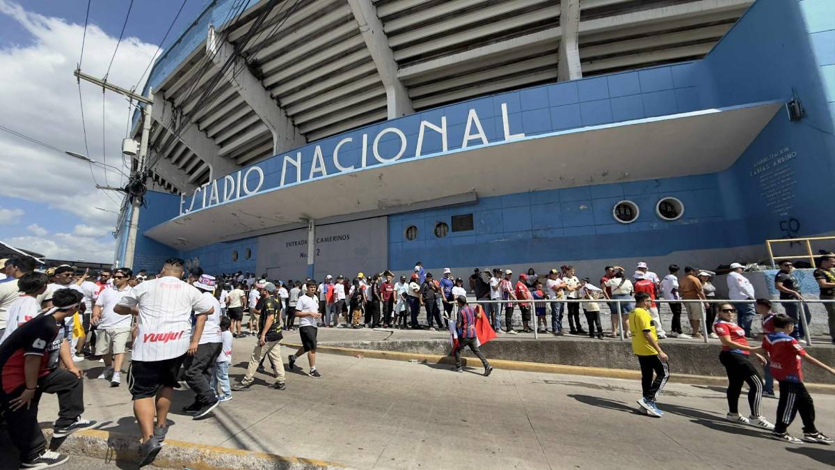 Espectacular llegada de la Ultra Fiel, la chica de Olimpia que fue la sensación y llenazo en el Chelato Uclés para la final