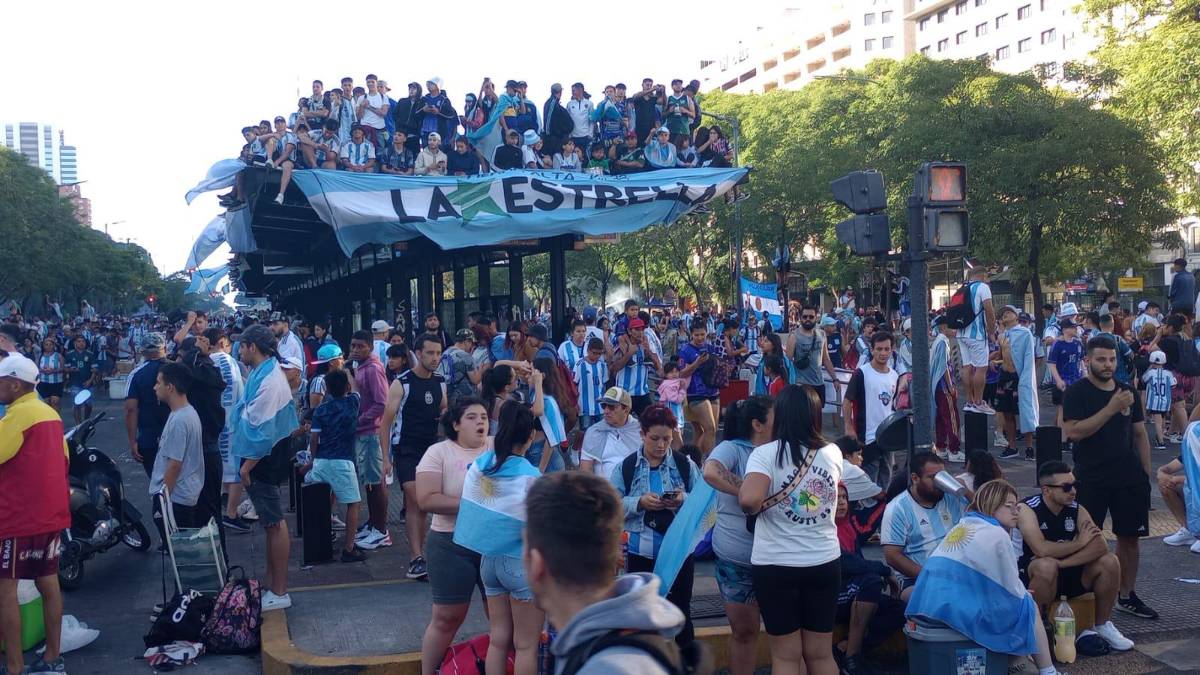 Una marea de gente y feriado nacional: Locura total en el Obelisco por el título de Argentina en la Copa del Mundo