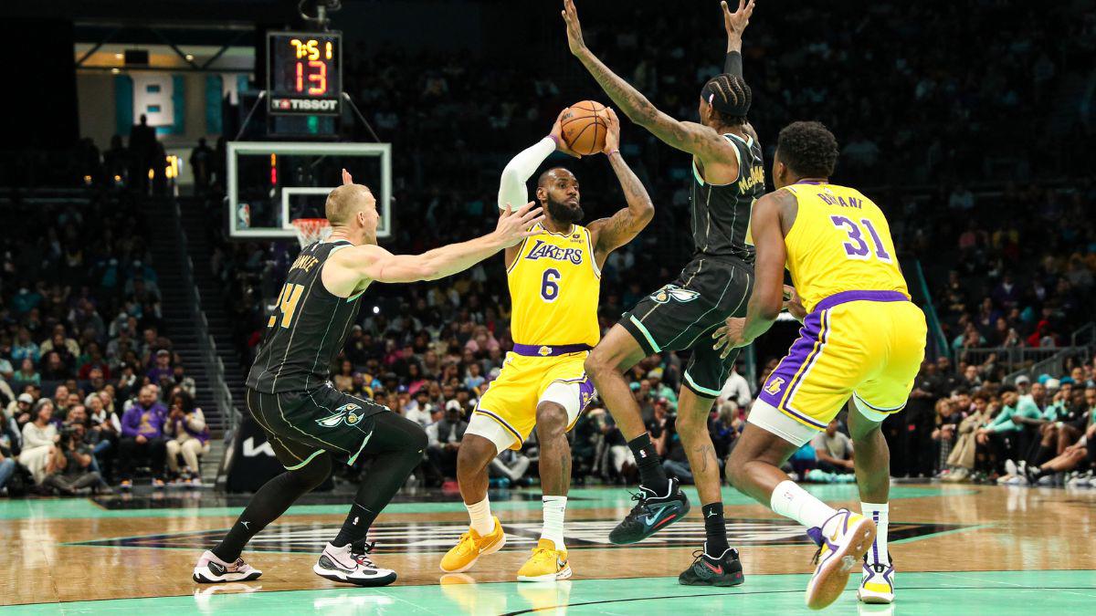 LeBron James abrió el nuevo año con estilo: La estrella de la NBA anotó 43 puntos en una victoria de los Lakers sobre los Charlotte Hornets