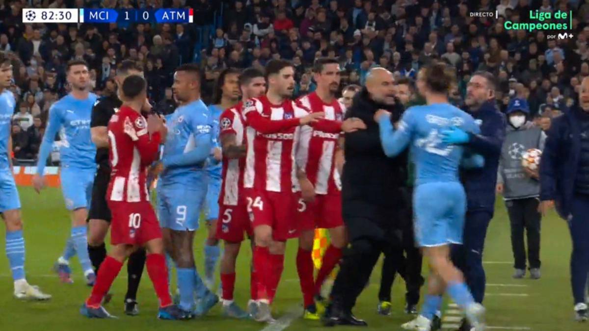 La enérgica reacción de Guardiola tras pelotazo al rostro a jugador del City: ingresó a la cancha para calmar la calentura