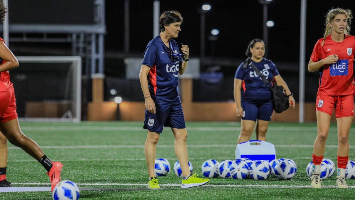 Selección femenina de Panamá presentó a su nueva DT: campeona del mundo, dirigió en México y trabajaba como policía