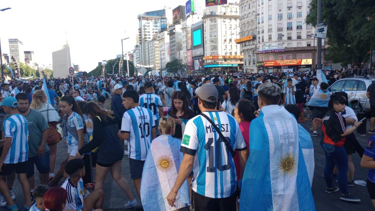 Una marea de gente y feriado nacional: Locura total en el Obelisco por el título de Argentina en la Copa del Mundo