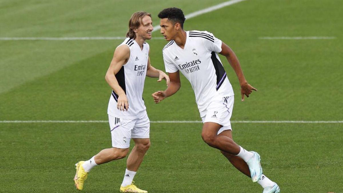 Un héroe inesperado: ¿Quién es Álvaro Rodríguez, delantero del Castilla que le dio el empate al Real Madrid en el derbi?