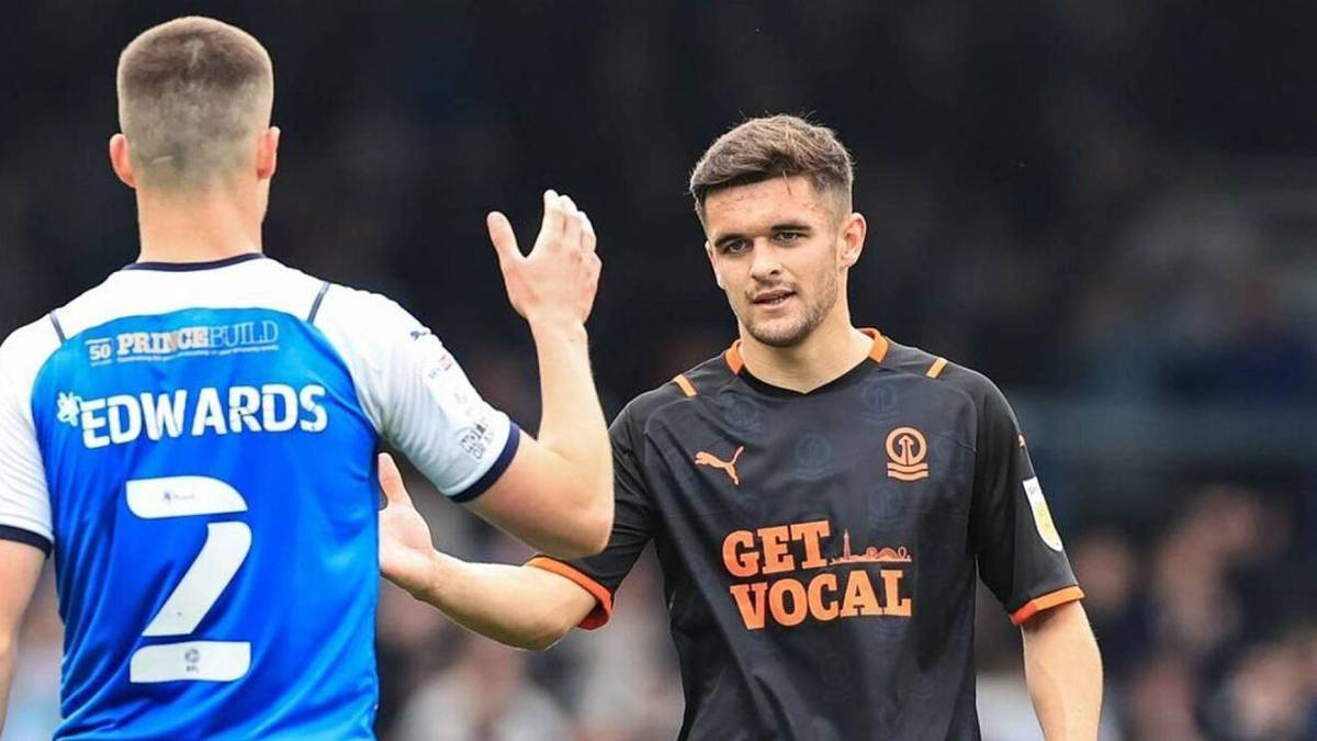 ¿Quién es y dónde juega? El primer futbolista europeo activo en declarse abiertamente gay: solo tiene 17 años