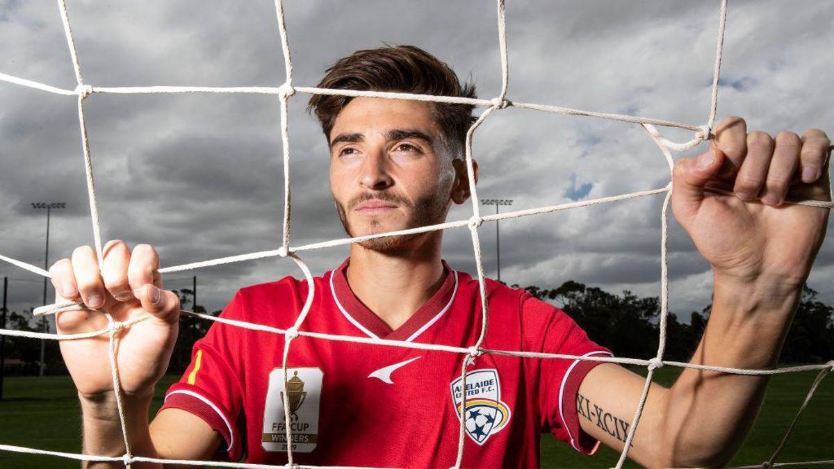 ¿Quién es? Futbolista le pide matrimonio a su novio en una cancha de fútbol; la postura de su equipo