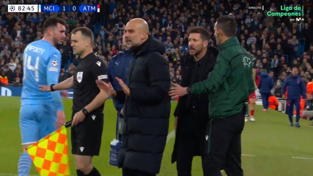 La enérgica reacción de Guardiola tras pelotazo al rostro a jugador del City: ingresó a la cancha para calmar la calentura