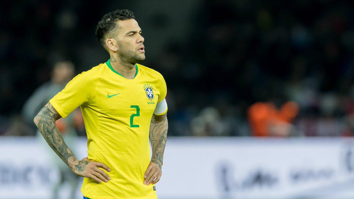 Dani Alves será el capitán de Brasil ante Camerún y romperá un récord histórico en un Mundial de Fútbol