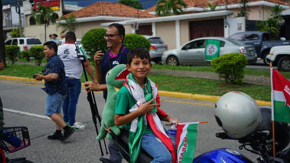 Marathón inaugura su mes de centenario: así fue la caravana del Monstruo Verde en San Pedro Sula; bellas chicas