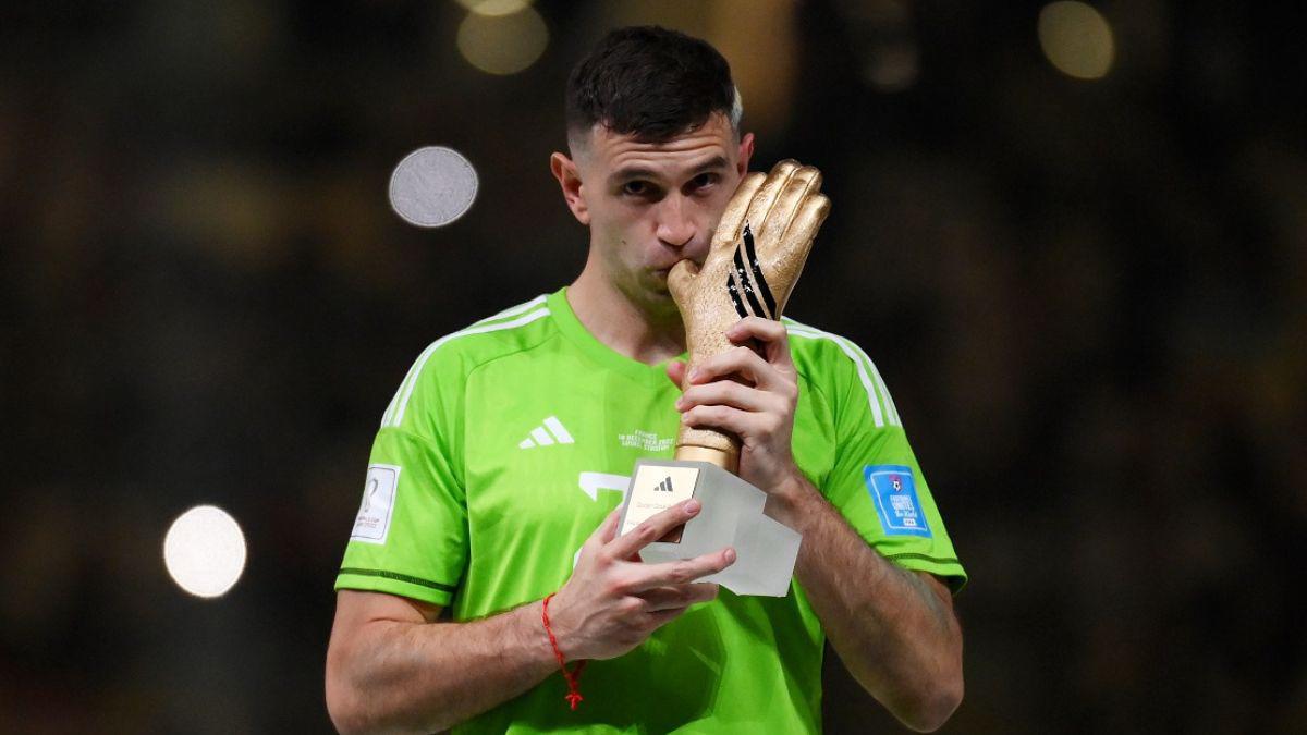 ‘San’ Dibu, el héroe de Argentina: sus shows, bailes, el gesto al recibir el premio y las mejores paradas en el Mundial de Qatar