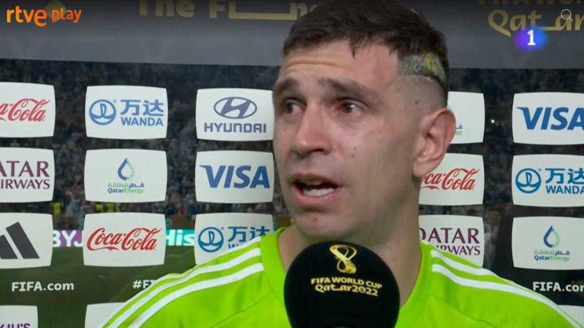 ‘San’ Dibu, el héroe de Argentina: sus shows, bailes, el gesto al recibir el premio y las mejores paradas en el Mundial de Qatar