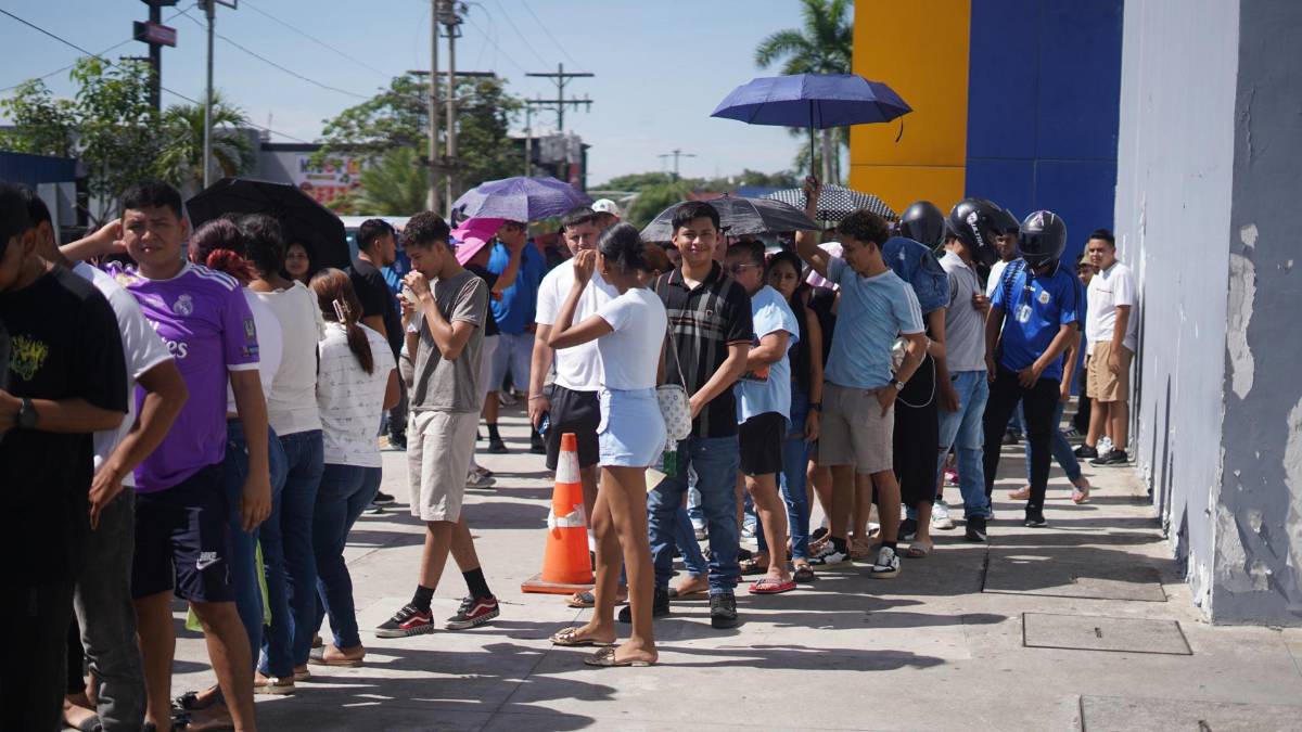 ¡Es una locura! Largas filas para comprar los boletos del partido de tiktokers entre Honduras y El Salvador