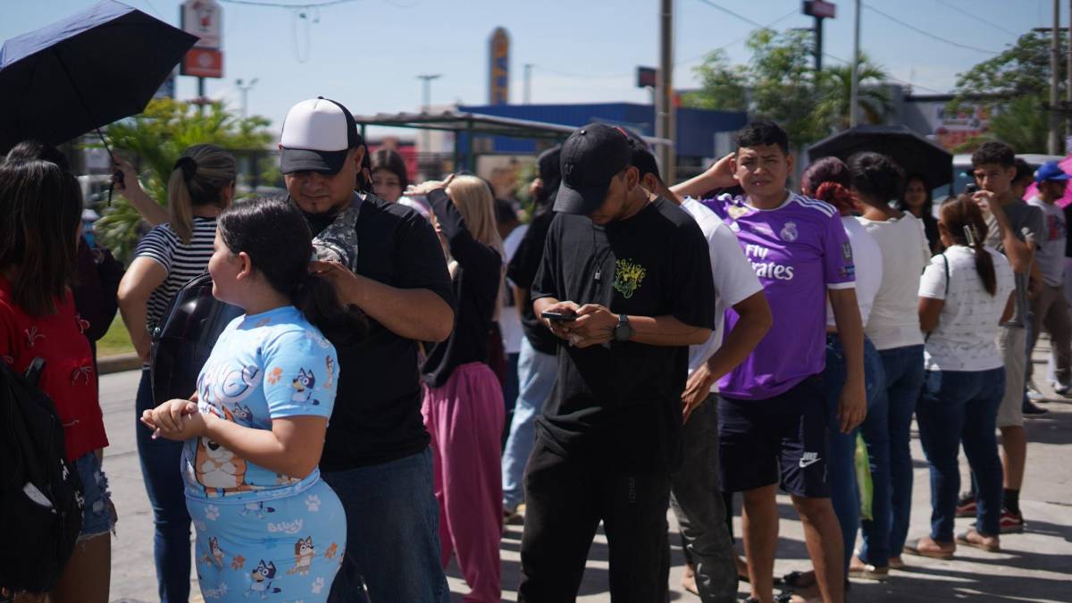 ¡Es una locura! Largas filas para comprar los boletos del partido de tiktokers entre Honduras y El Salvador