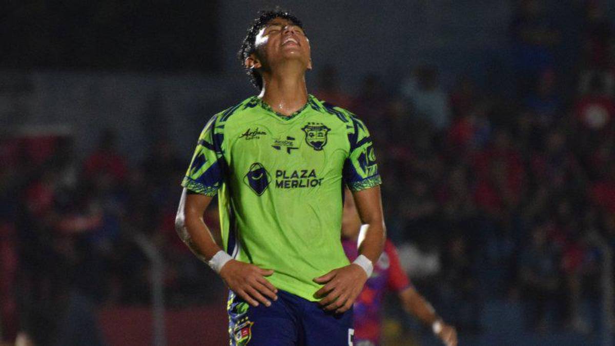 Triste adiós: ¿Por qué en el fútbol de El Salvador desafiliaron al Santa Tecla, campeón de liga, donde figuró 'Loco' Abreu?