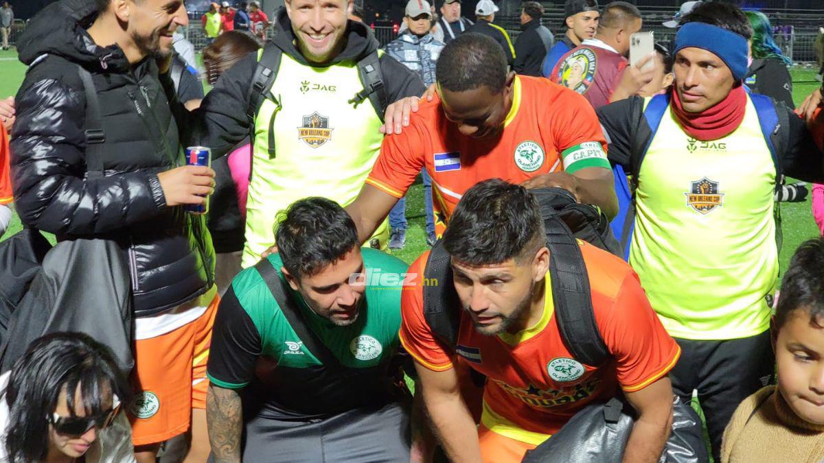 Maynor Figueroa celebrando con Atlético Olanchano el título de campeón de la New Orleans Cup.