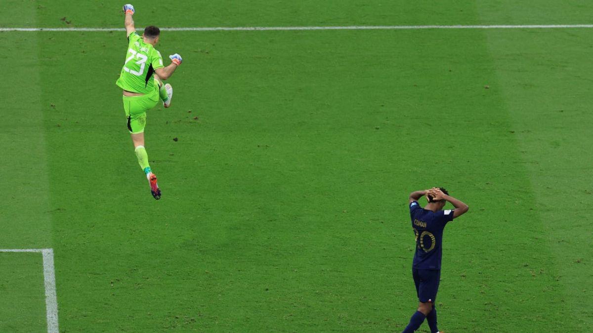 ‘San’ Dibu, el héroe de Argentina: sus shows, bailes, el gesto al recibir el premio y las mejores paradas en el Mundial de Qatar