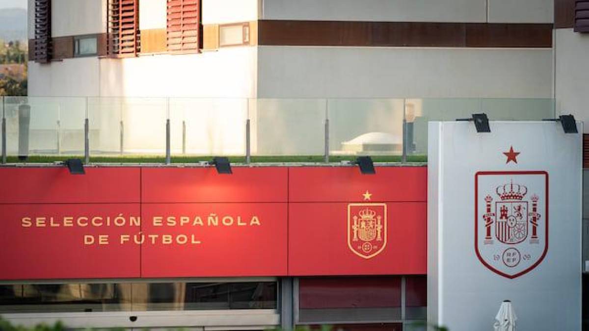 Escándalo en el fútbol español: el motivo por el que hay siete arrestados, la ‘fuga’ de Luis Rubiales e Iker Casillas explota