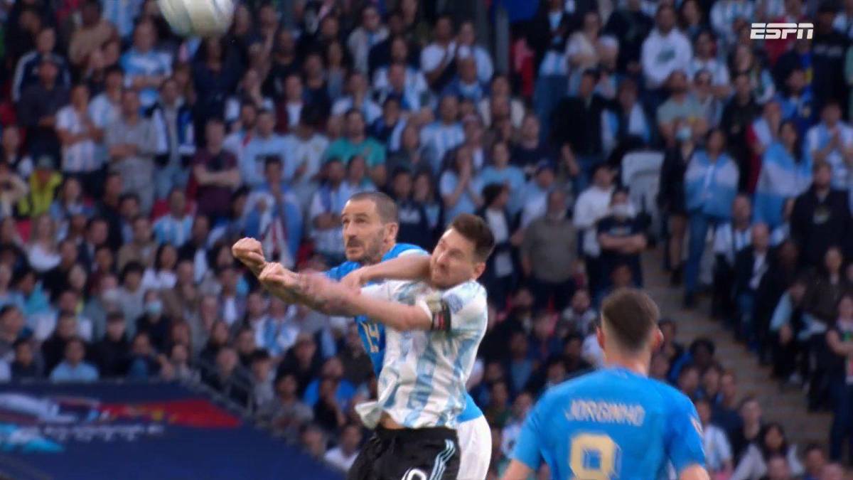 Messi sufre terrible codazo y Chiellini no lo podía agarrar; así festejó Argentina tras golear a Italia y ganar la Finalissima