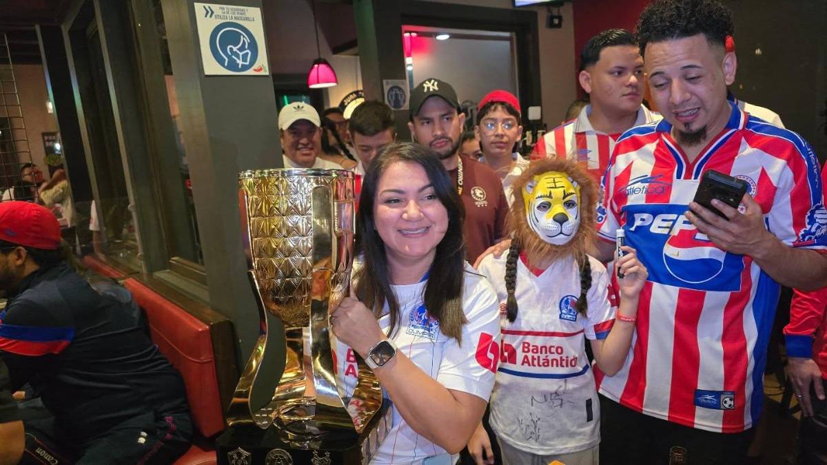 ¡Abrazo de campeón y la figura presente! Así fue la celebración íntima de la directiva y jugadores tras la conquista de la copa 40