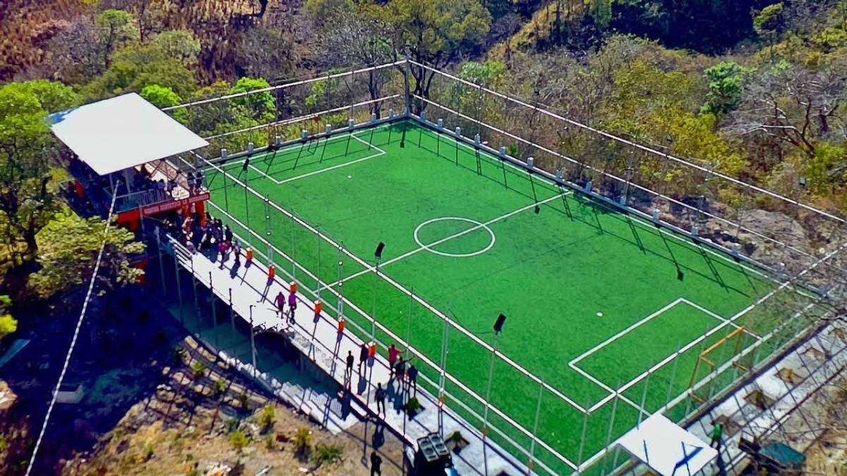 Fue uno de los héroes de Honduras en la Copa América 2001, se convirtió en árbitro y así es su vida