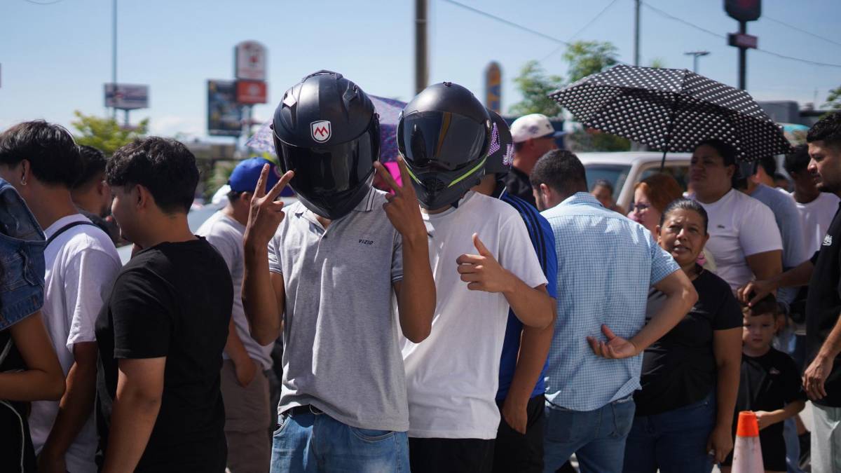 ¡Es una locura! Largas filas para comprar los boletos del partido de tiktokers entre Honduras y El Salvador