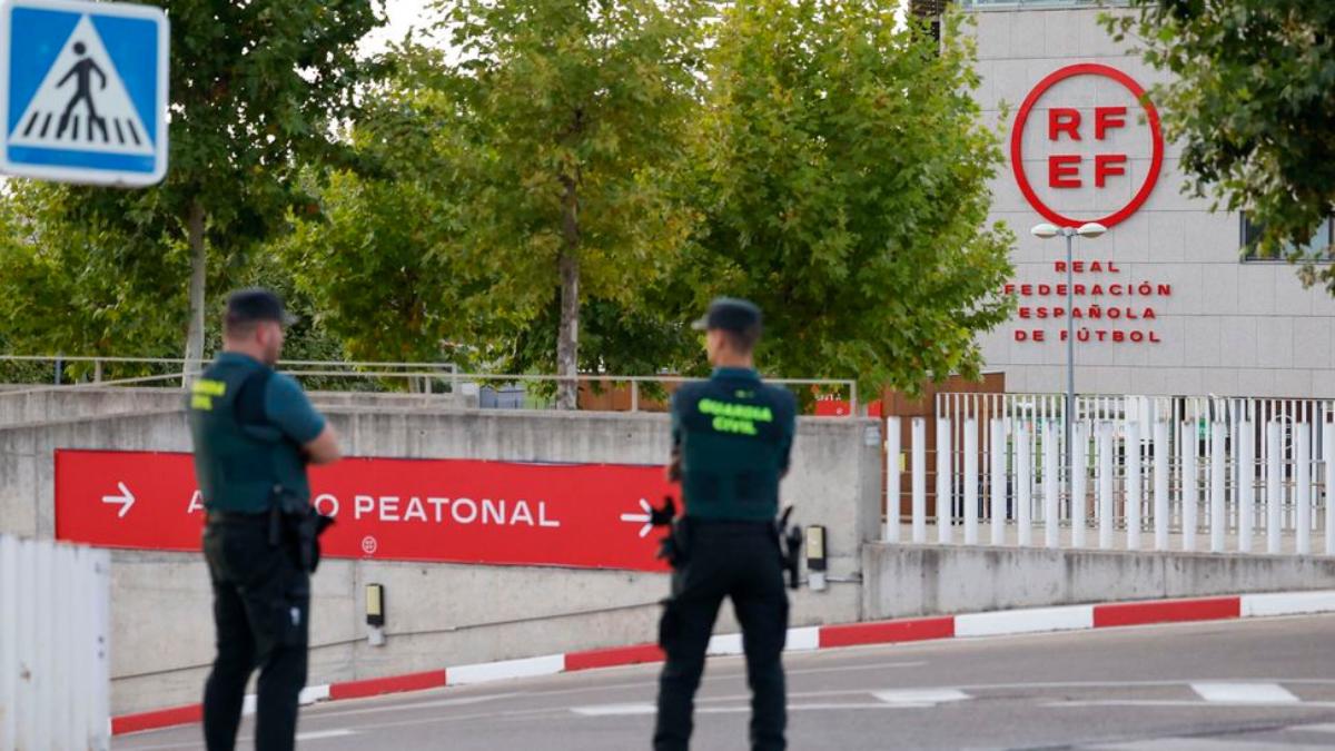 Escándalo en el fútbol español: el motivo por el que hay siete arrestados, la ‘fuga’ de Luis Rubiales e Iker Casillas explota