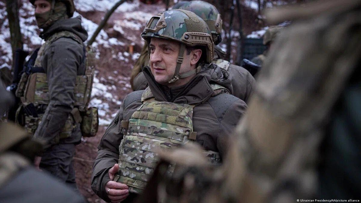 ¿Se fue a la guerra? Toda la verdad sobre las fotos del presidente de Ucrania vestido de militar mientras Rusia ataca