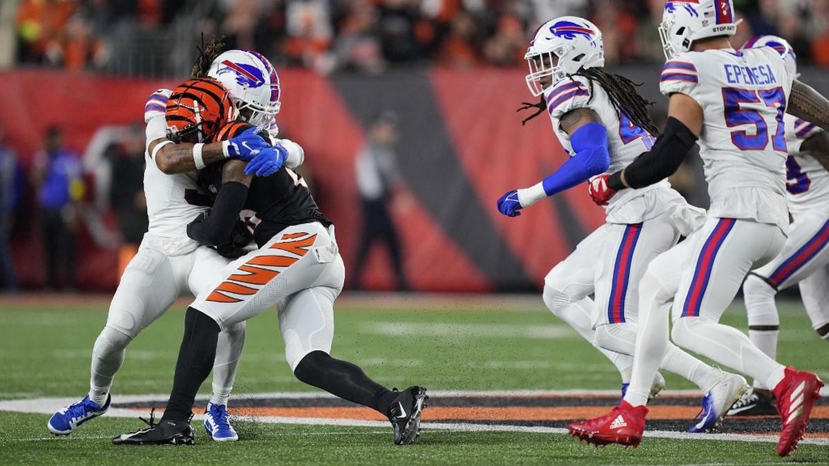 Las imágenes de preocupación tras el desmayo de Damar Hamlin en un partido de la NFL