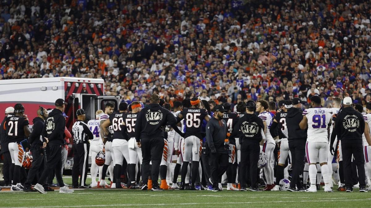 Las imágenes de preocupación tras el desmayo de Damar Hamlin en un partido de la NFL