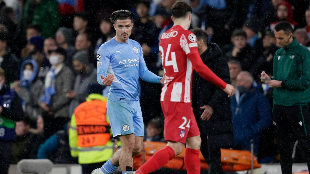 La enérgica reacción de Guardiola tras pelotazo al rostro a jugador del City: ingresó a la cancha para calmar la calentura