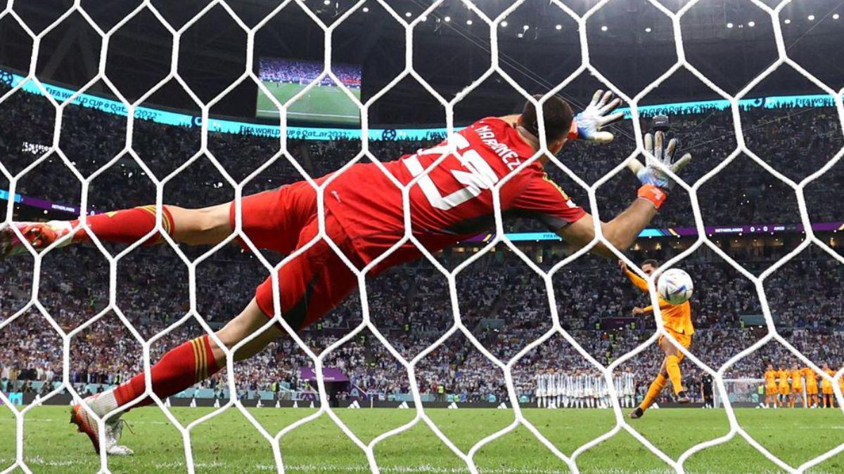 ‘San’ Dibu, el héroe de Argentina: sus shows, bailes, el gesto al recibir el premio y las mejores paradas en el Mundial de Qatar