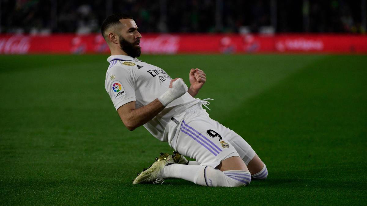 Benzema celebraba el primer tanto, pero fue anulado por la mano de Rüdiger.