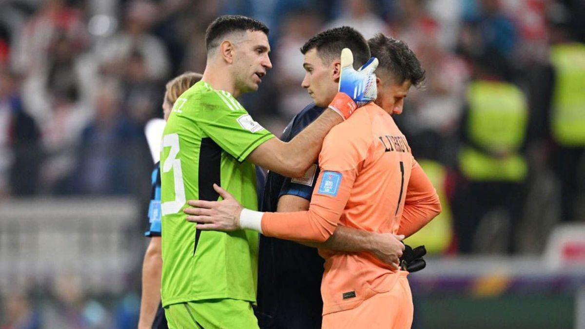 ‘San’ Dibu, el héroe de Argentina: sus shows, bailes, el gesto al recibir el premio y las mejores paradas en el Mundial de Qatar