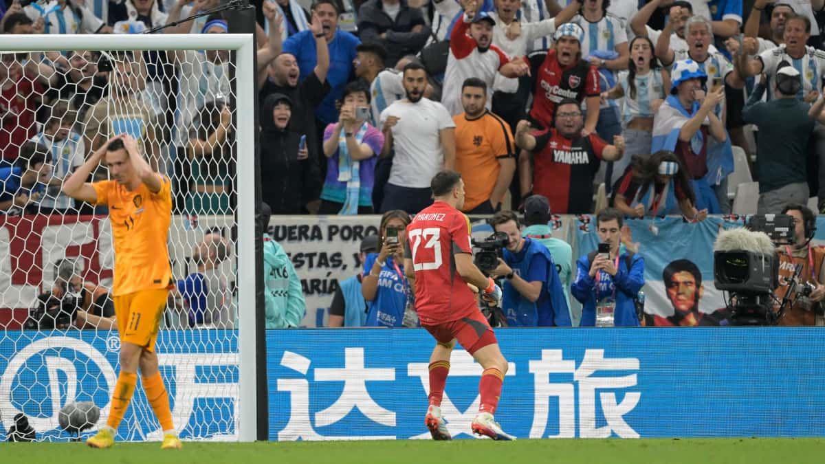 ‘San’ Dibu, el héroe de Argentina: sus shows, bailes, el gesto al recibir el premio y las mejores paradas en el Mundial de Qatar
