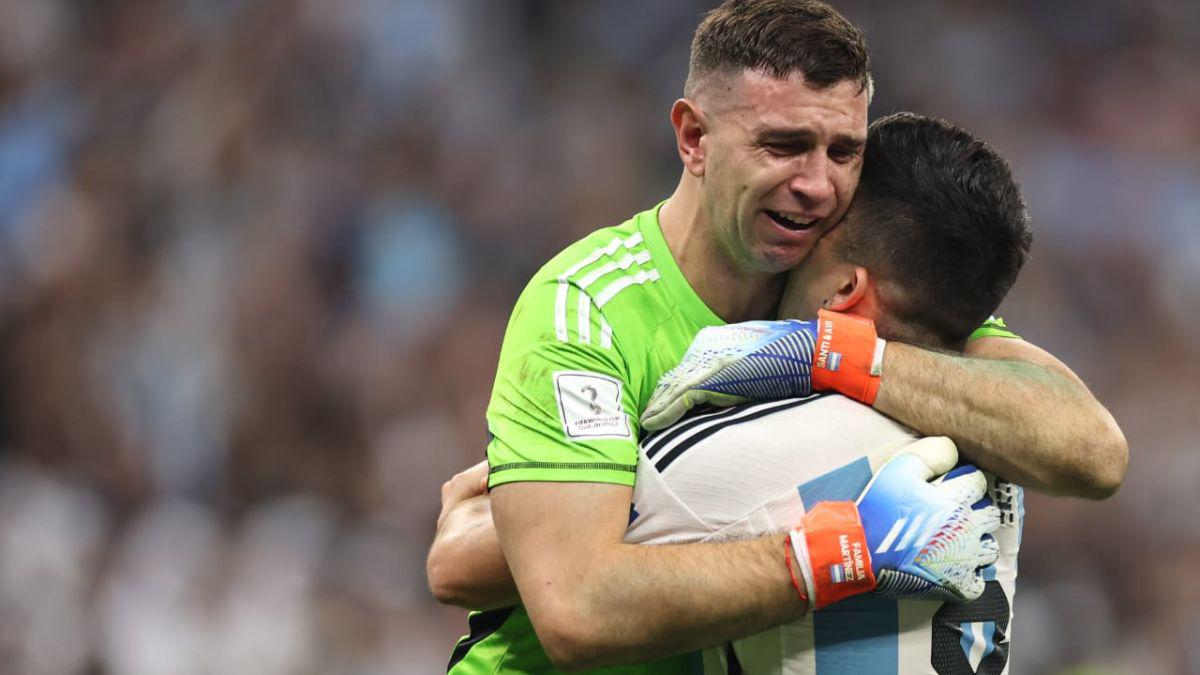 ‘San’ Dibu, el héroe de Argentina: sus shows, bailes, el gesto al recibir el premio y las mejores paradas en el Mundial de Qatar