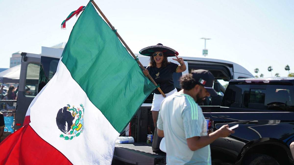 ¡Quiénes son las dos catrachas que se robaron las miradas! El Honduras vs México se engalana con hermosas aficionadas