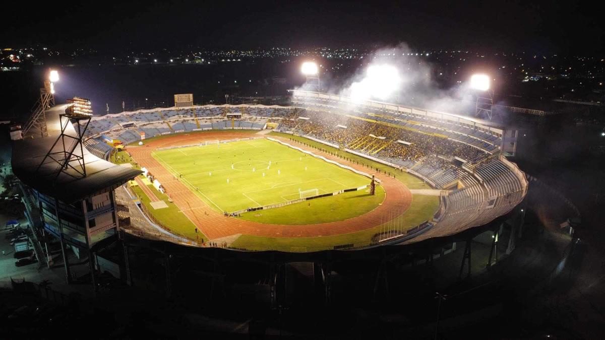 NO SE VIO EN TV: Feo gesto de Moya a Troglio, la modelo que reapareció y lo insólito que pasó en el Real España - Olimpia