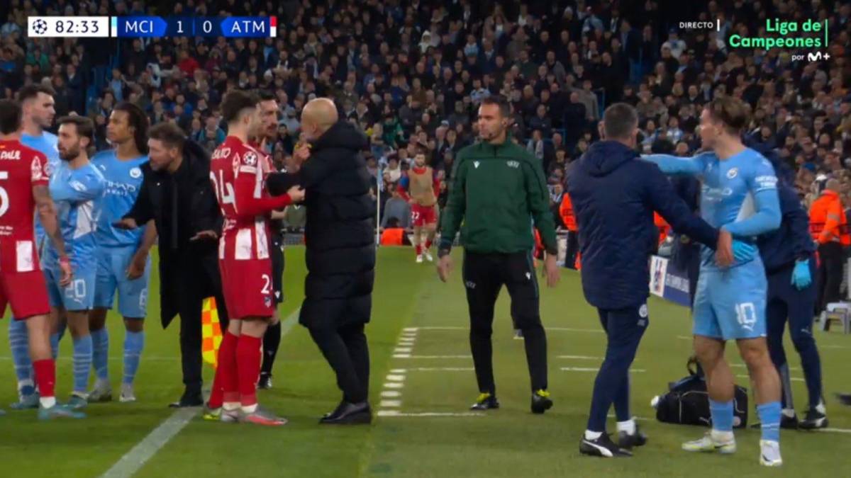 La enérgica reacción de Guardiola tras pelotazo al rostro a jugador del City: ingresó a la cancha para calmar la calentura