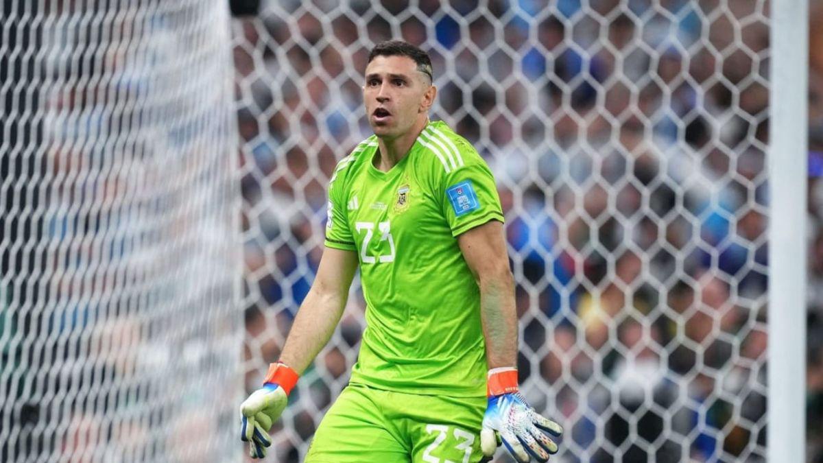 ‘San’ Dibu, el héroe de Argentina: sus shows, bailes, el gesto al recibir el premio y las mejores paradas en el Mundial de Qatar