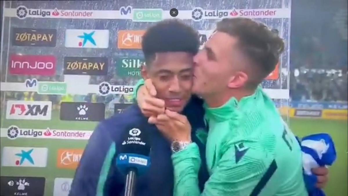 Pone en alto la bandera de Honduras y le dan tremendo beso: Así celebró el Choco Lozano la salvación del Cádiz en la Liga Española