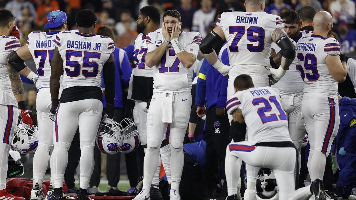 Las imágenes de preocupación tras el desmayo de Damar Hamlin en un partido de la NFL