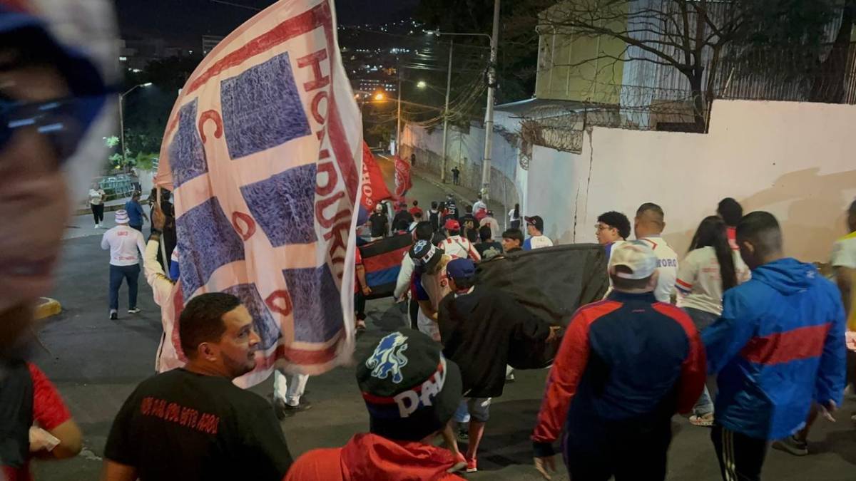 Regalo de la Ultra Fiel a los aficionados y largas filas: así se vive el Olimpia-Cartaginés
