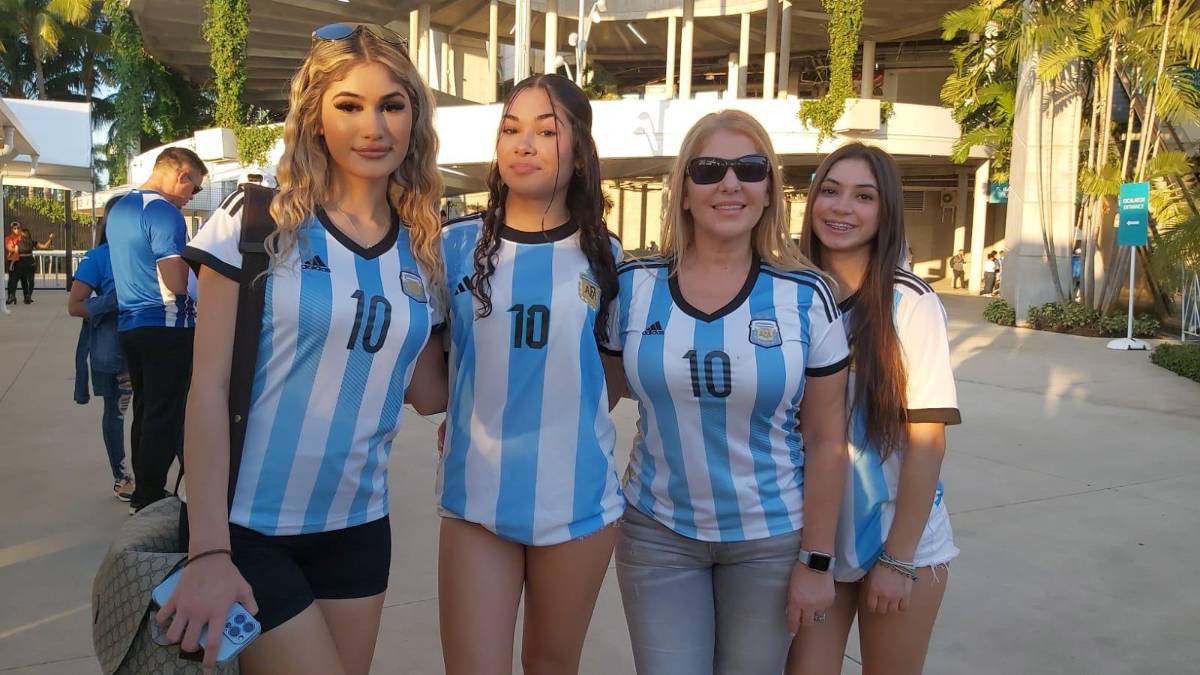 ¡Un espectáculo! La deslumbrante pasarela en el Argentina-Honduras: derroche de belleza en el Hard Rock de Miami