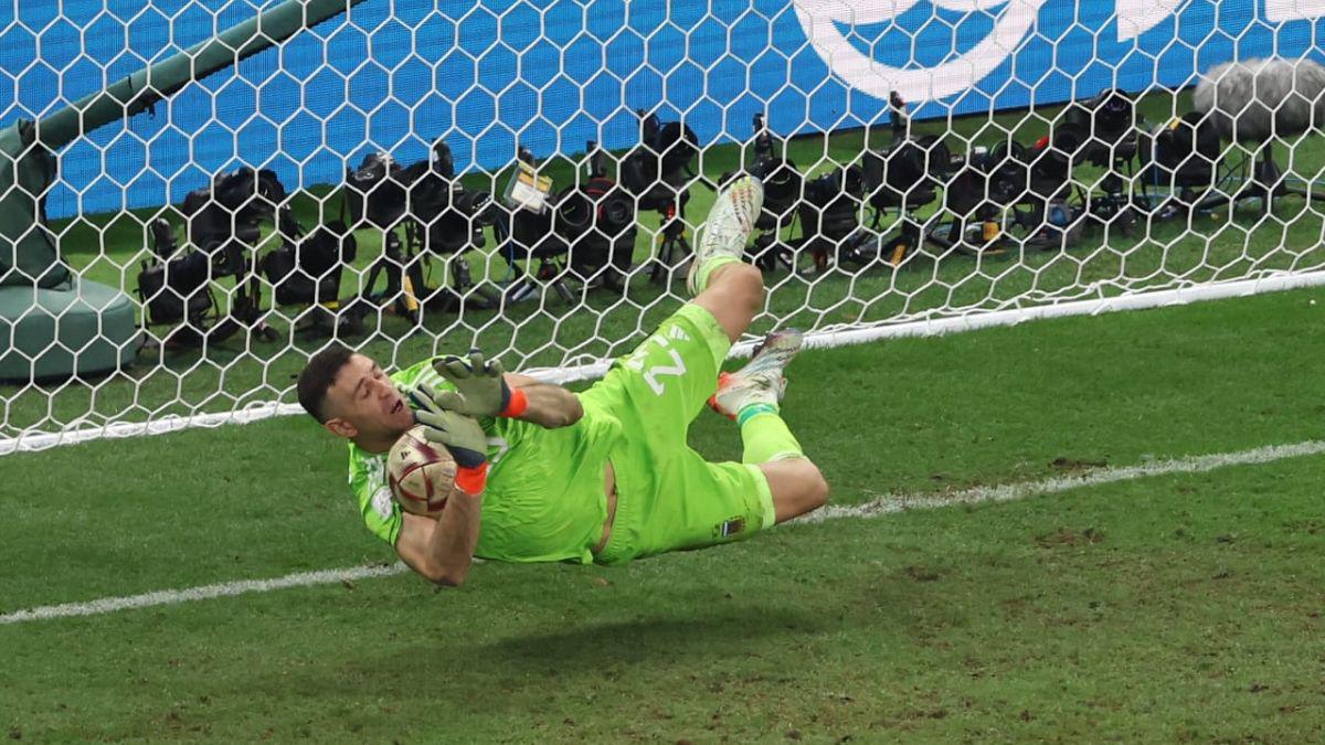 ‘San’ Dibu, el héroe de Argentina: sus shows, bailes, el gesto al recibir el premio y las mejores paradas en el Mundial de Qatar