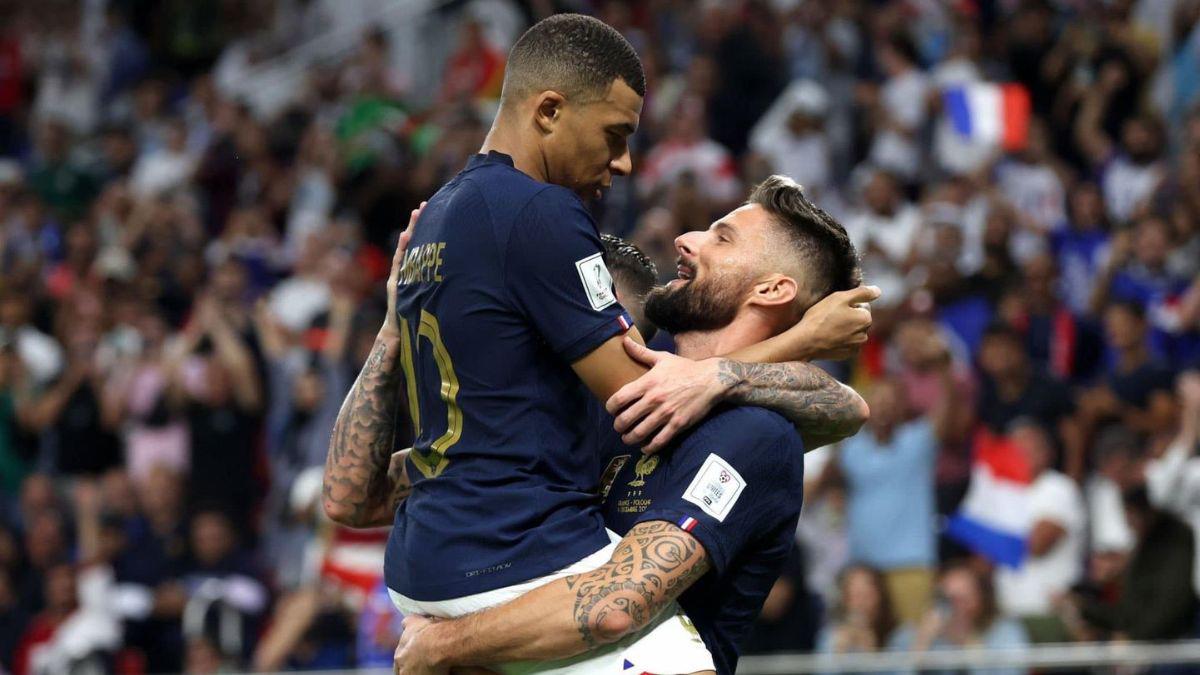 Las muestras de cariño de Giroud y Lewandowski con Mbappé; el francés que jugó con cadena de oro ante Polonia en el Mundial