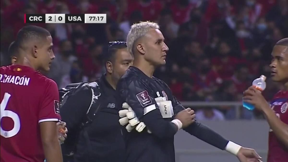 FOTOS: Abrazo eterno de Keylor Navas al nuevo “crack”, homenaje al Perro Bermúdez en el México-El Salvador y reconocimiento en Panamá