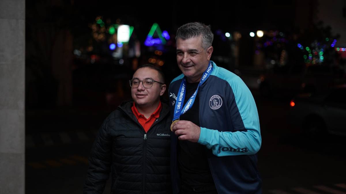 Figura del Motagua jugó enfermo, pero salió celebrando con una cerveza y el que recibió flores: lo que no viste del festejo del Ciclón