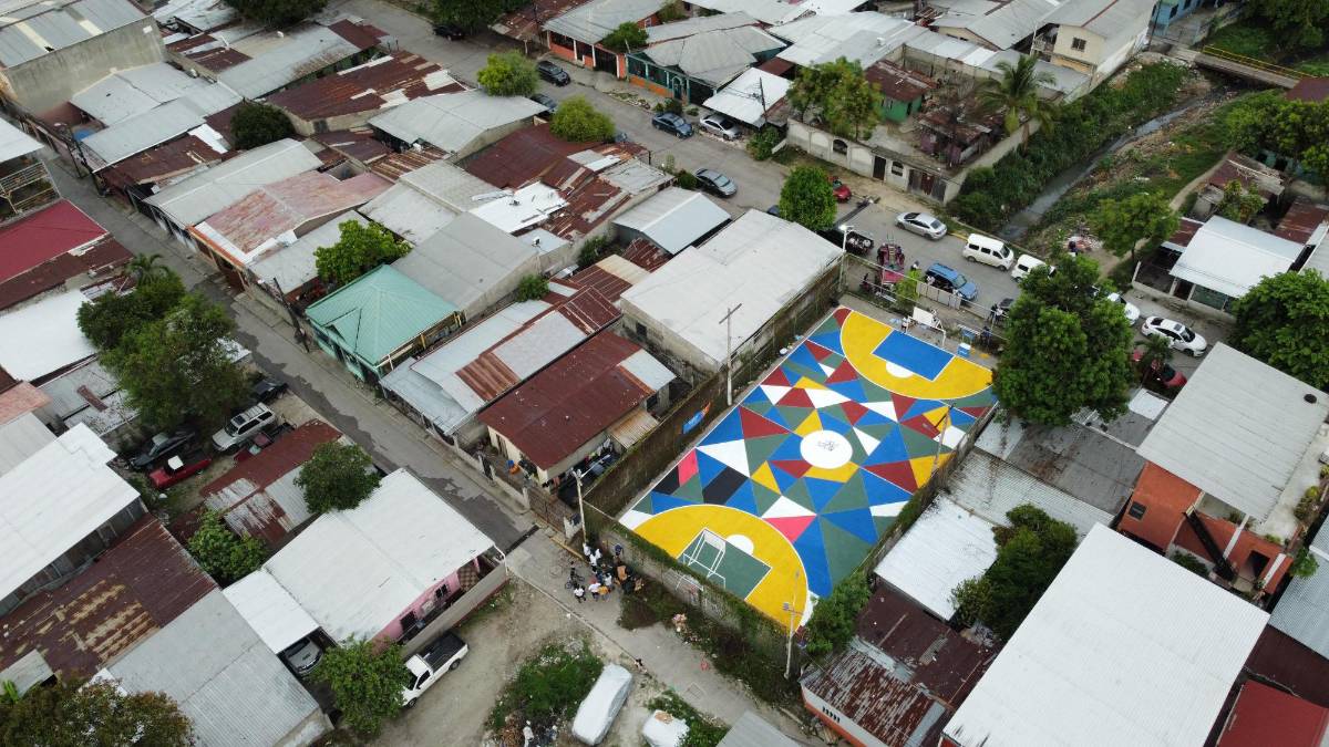 Alberth Elis la hace de pintor y se luce con nuevo trabajo social para al remodelar cancha en famoso barrio