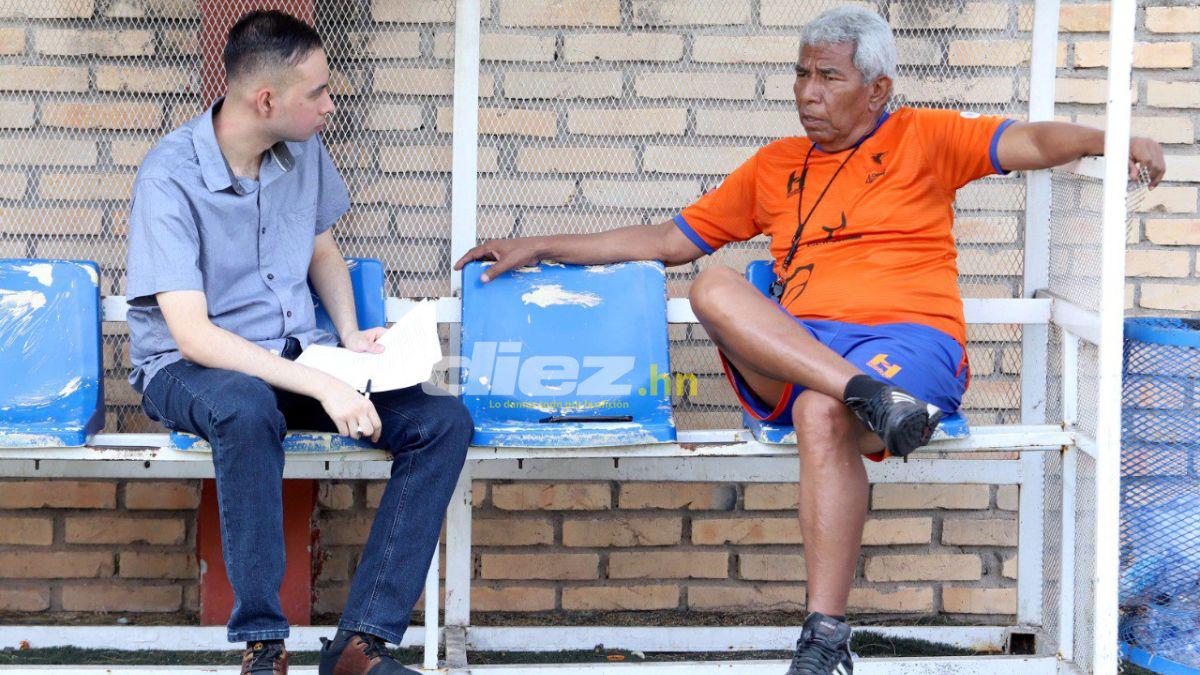 El periodista Sergio Rivera entrevistando a Héctor Castellón. Foto: Marvin Salgado.
