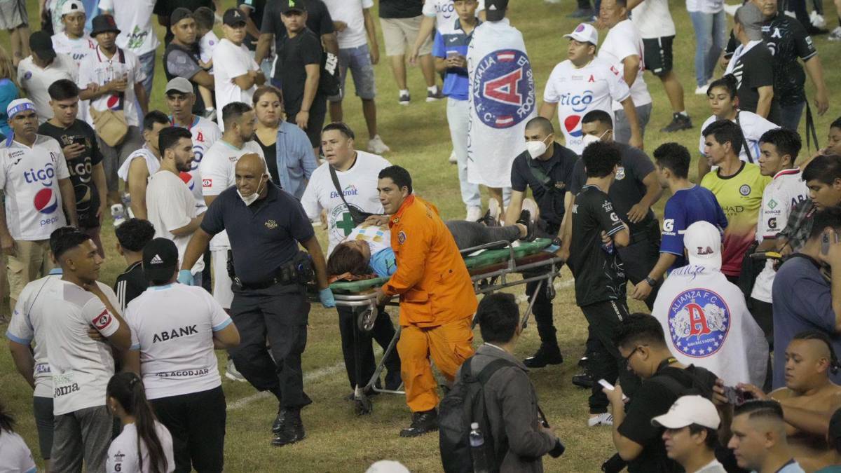 Desgracia en El Salvador: Las desgarradoras imágenes de la estampida de aficionados que dejó varios muertos en el Estadio Cuscatlán