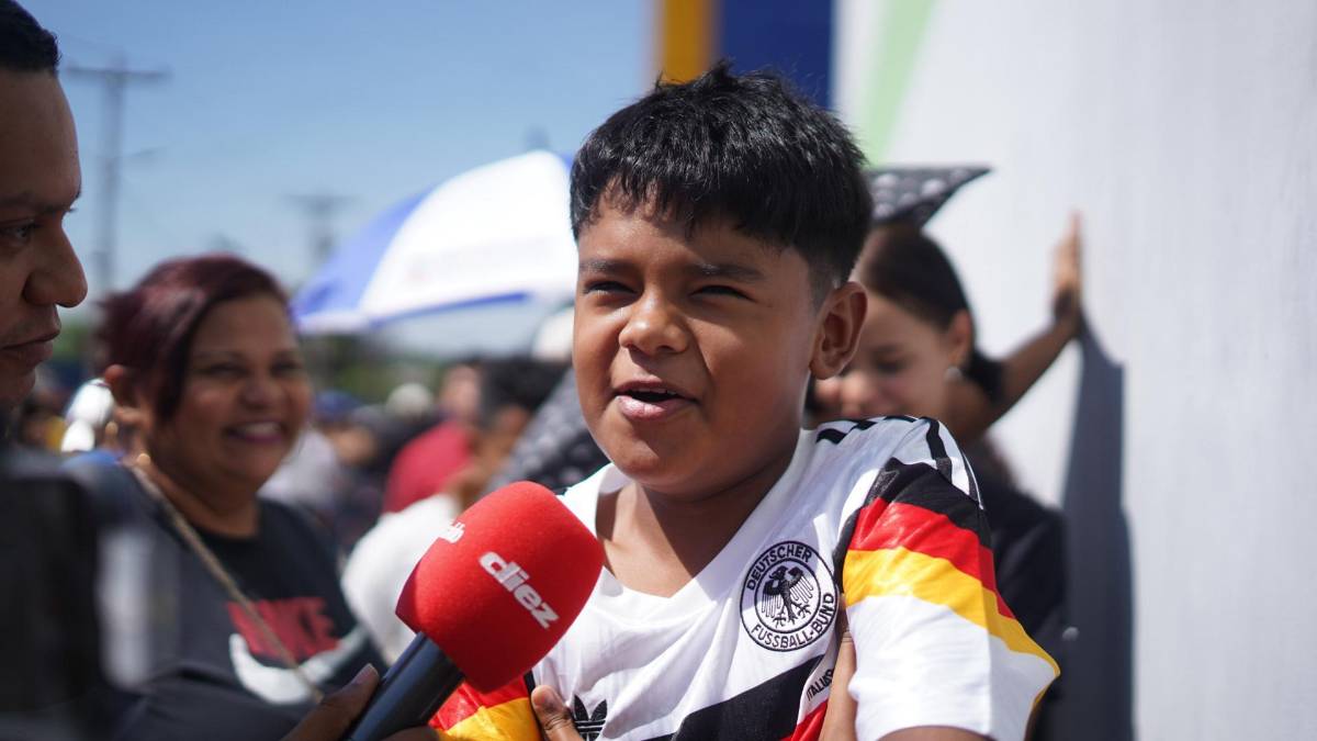 ¡Es una locura! Largas filas para comprar los boletos del partido de tiktokers entre Honduras y El Salvador